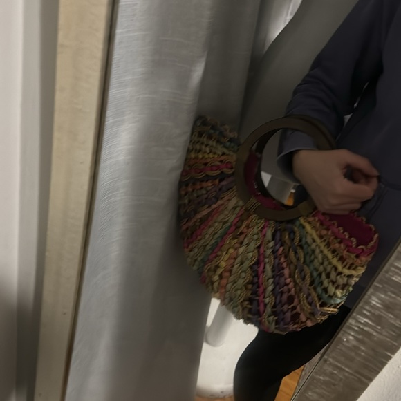 Gorgeous Woven Bag-Dyed Natural Fibers-Wooden Handles-Snap Closure - Picture 15 of 15